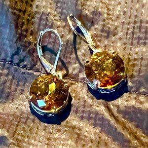 Lovely pair of BROWN sparkly earrings. Silver with bright large brown stones.